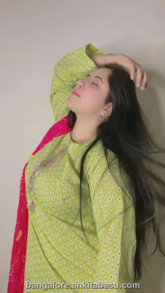 Oviya photo 5